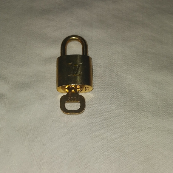 Louis Vuitton Authentic Lock and Key #302 on unbranded Chain. 16" - Picture 4 of 10